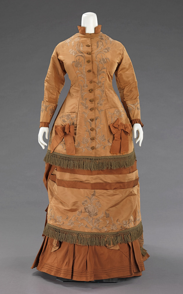 Robe à tournure 1874 conservée au Metropolitan Museum of Art avec poches décoratives