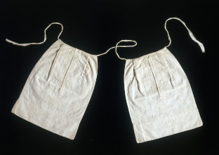 poches brodées 1800-1830 conservées au V&A