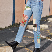 photo d'une paire de jeans avec des pièces en patchwork aux genoux 