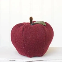 photo d'une pomme en tissu rouge foncé