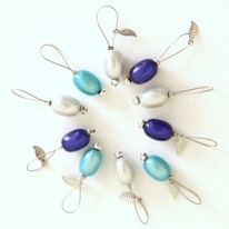 dix marqueurs de maille à perles bleues et argent
