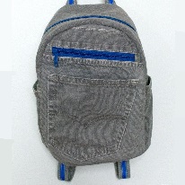 photo d'un sac à dos gris à poches multiples