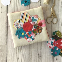 photo d'un étuit carré décoré de patchwork