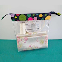 photo d'un pochette en vinyl transparent contenant du tissu blanc et de la mercerie
