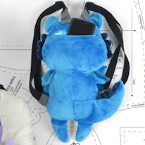photo d'une peluche sac à dos en forme de dragon