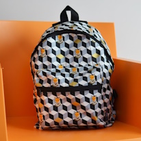 photo d'un sac à dos à motifs sur une chaise orange