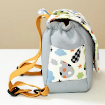 photo d'un petit sac à dos gris avec une poche latérale