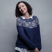 photo d'une personne portant un pull bleu à motifs blancs