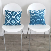 photo de deux coussins motif shibori posés sur des chaises