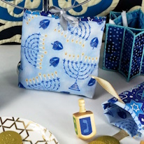 photo d'un sac cadeau à motifs de menorah et dreidel