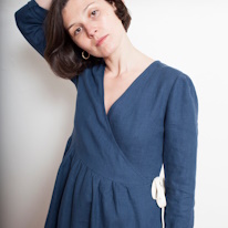 photo d'une personne portant une robe cache-coeur