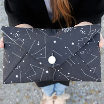 photo d'une pochette à motifs de constellation