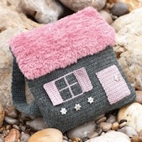 photo d'un sac à dos en tricot figurant une maison
