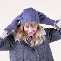 photo d'une adulte portant un bonnet et des gants bleu pervenche