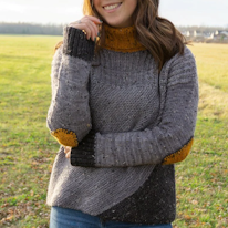 photo d'un pull col roulé en tricot gris et jaune