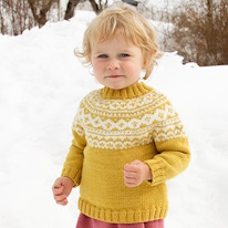 photo d'un enfant portant un pullover jaune à motifs blancs