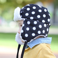 photo d'un enfant portant un bonnet à oreilles en polaire