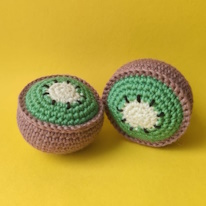 photo de deux moitiés de kiwi dinette en crochet