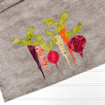 photo d'une serviette à appliqués furant des carottes, panais et betteraves