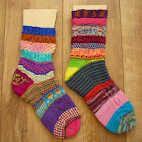 photo d'une paire de chaussettes à rayures multicolores 