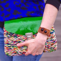 photo d'une pochette en laine et cuir