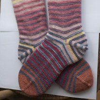 photo d'une paire de chaussettes à rayures multicolores 