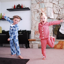 photo de deux enfants en pyjamas