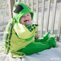 photo dun bébé déguisé en tortue de mer