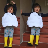 deux photos d'un petit enfant déguisé en nuage