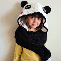 photo d'une enfant portant une capuche panda