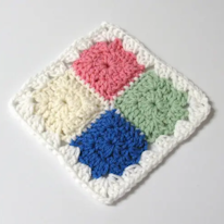 photo carré en crochet composé de quatre mini carrés