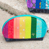 photo d'une trousse à rayures arc-en-ciel