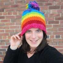 photo d'une adulte portant un bonnet à rayures arc-en-ciel