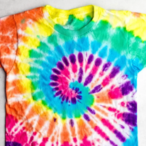 photo d'un teeshirt tie-dye arc-en-ciel