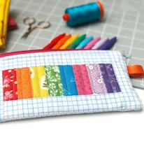 photo d'une trousse en patchwork à rayures arc-en-ciel