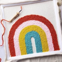 photo d'un arc-en-ciel en punch needle