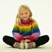 photo d'un enfant portant un pull à rayures arc-en-ciel