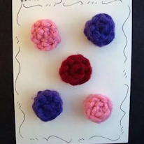 photo de cinq boutons recouverts au crochet