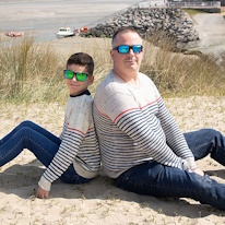 photo d'un adulte et un enfant portant des marinières assorties