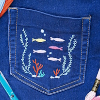 photo d'une poche de pantalon brodée de poissons