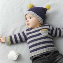 photo d'un bébé portant un pullover à rayures bleues et grises avec des bordures jaunes