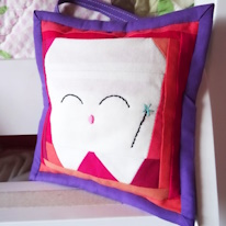 photo d'un coussin en patchwork représentant une dent