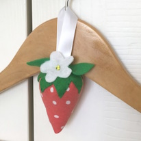 photo d'un sachet de lavande en forme de fraise suspendu à un cintre