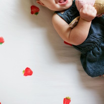 photo d'un drap pour berceau imprimé de fraises