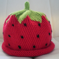 photo d'un bonnet pour bébé en forme de fraise