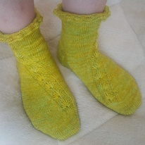 phto d'une paire de chaussette jaunes-vertes aux points évocant des pissenlits