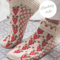 photo d'une paire de chaussettes à motifs de fraises et croisillons