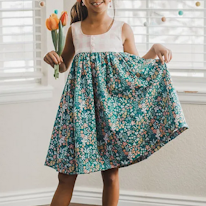 photo d'une robe pour enfant bleue à fleurs