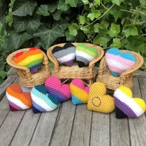 photo de mutiples amigurumis coeurs aux couleur des drapeaux gay, aromantique, asexuel, transgenre, lesbien, homosexuel, bisexuel, pansexuel, intersex et non-binaire