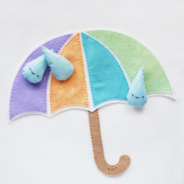 photo d'une cible en forme de parapluie et de trois sacs en forme de gouttes